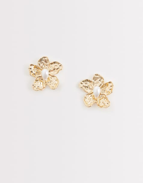 DesignB London – Ohrstecker in gehämmerter Goldoptik mit Blumen-Design und Perlenbesatz - view 1