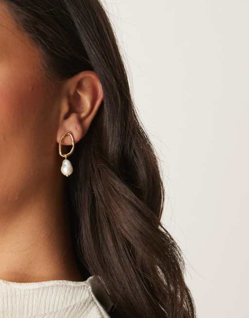 DesignB London – Ohrstecker in Gold-Optik mit geschmolzenem Design und Perlenanhänger, 2 von 3
