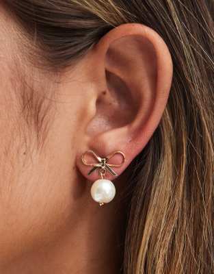 DesignB London – Ohrstecker in Goldoptik mit Schleifendesign und Perlendetail 