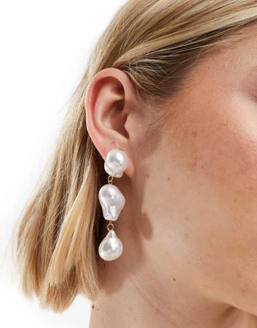 DesignB London - Onregelmatige oorhangers met parel in wit