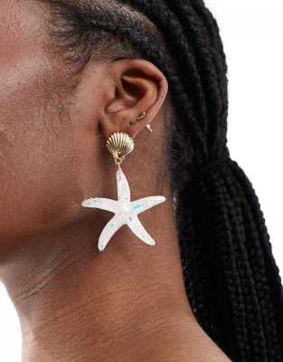 DesignB London - Oorhangers met schelpje en zeester van hars in goud 