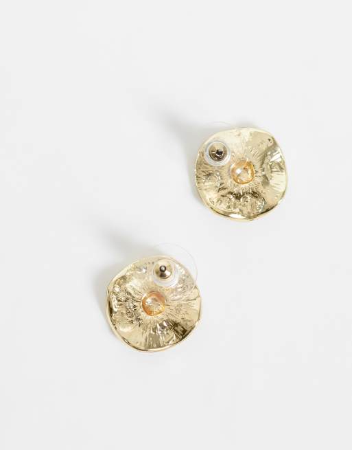 DesignB London oorstekers met golvend design en textuur in goud, 4 van 4