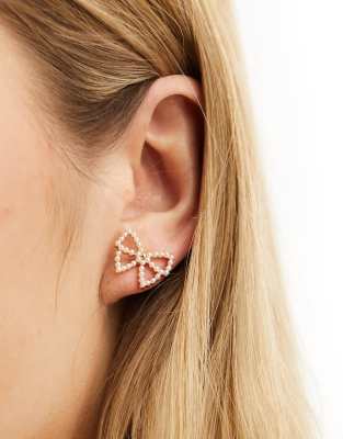 DesignB London - Orecchini a bottone a forma di fiocco con perle  