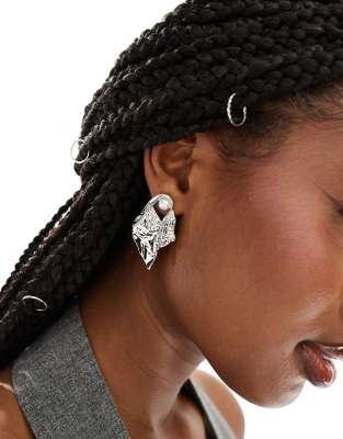 DesignB London - Orecchini a bottone a forma di foglia argento con perle 