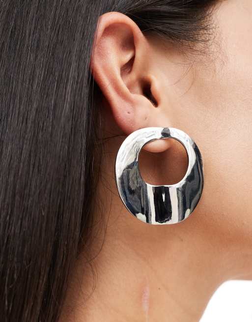 DesignB London - Orecchini a bottone appariscenti color argento con cut out ed effetto colato 