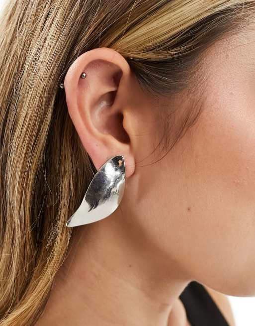 DesignB London - Orecchini a bottone appariscenti color argento con design astratto 