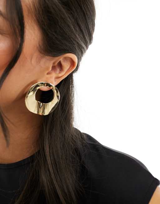 DesignB London - Orecchini a bottone appariscenti color oro con cut out ed effetto colato