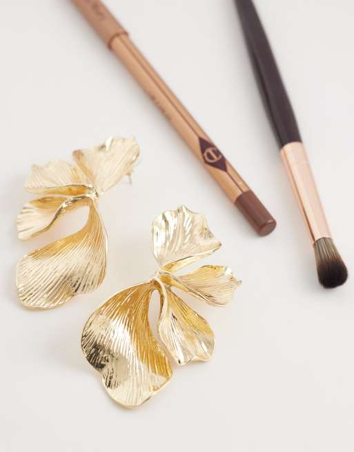 DesignB London - Orecchini a bottone appariscenti color oro con design a forma di fiore, 2 di 4