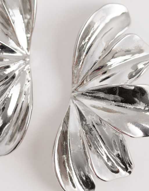 DesignB London - Orecchini a bottone argentati a fiore 3D, 3 di 4