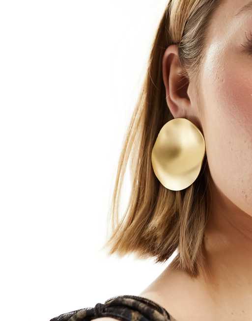 DesignB London - Orecchini a bottone circolari color oro opaco martellati, 2 di 4