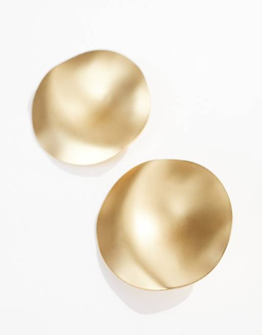 DesignB London - Orecchini a bottone circolari color oro opaco martellati, 4 di 4