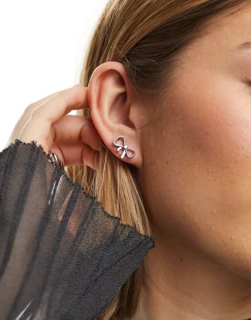 DesignB London - Orecchini a bottone color argento a fiocco 