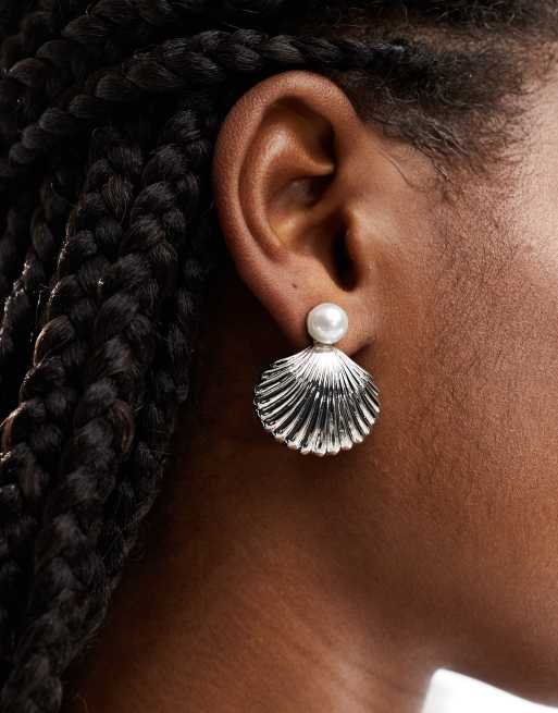 DesignB London - Orecchini a bottone color argento a forma di conchiglia con perle 