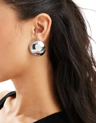 DesignB London - Orecchini a bottone color argento a sfera  