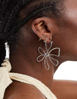 DesignB London - Orecchini a bottone color argento con design a forma di fiore oversize