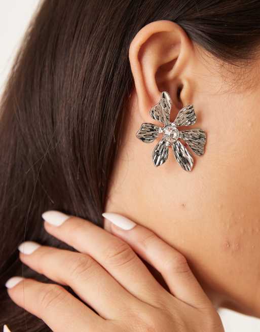 DesignB London - Orecchini a bottone color argento con fiori e cristalli