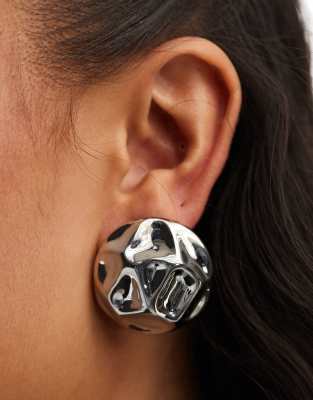 DesignB London - Orecchini a bottone color argento martellati  
