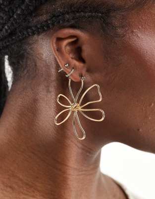 DesignB London - Orecchini a bottone color oro con design a forma di fiore oversize