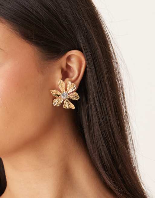DesignB London - Orecchini a bottone dorati con fiori e cristalli