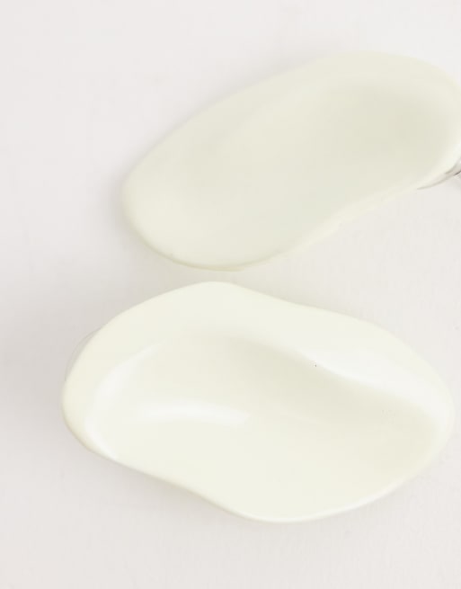 DesignB London - Orecchini a bottone irregolari bianchi smaltati, 3 di 4