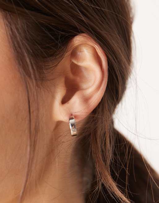 DesignB London - Orecchini a cerchio avvolgenti classici color argento