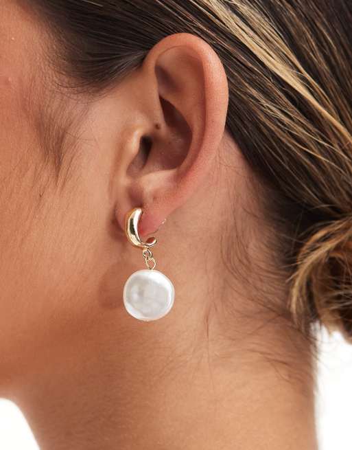 DesignB London - Orecchini a cerchio avvolgenti color oro con ciondolo con perla grande 