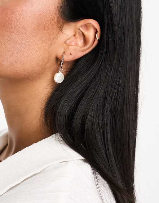 DesignB London - Orecchini a cerchio color argento con perla pendente