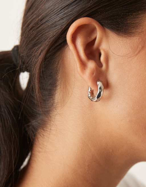 DesignB London - Orecchini a cerchio color argento effetto metallo fuso