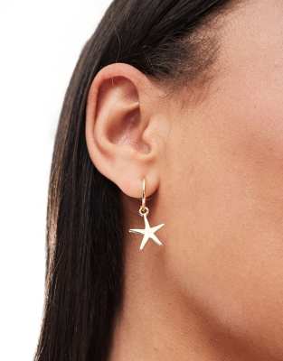 DesignB London - Orecchini a cerchio color oro con charm grande a forma di stella marina 