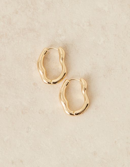 DesignB London - Orecchini a cerchio color oro effetto fuso, 2 di 3