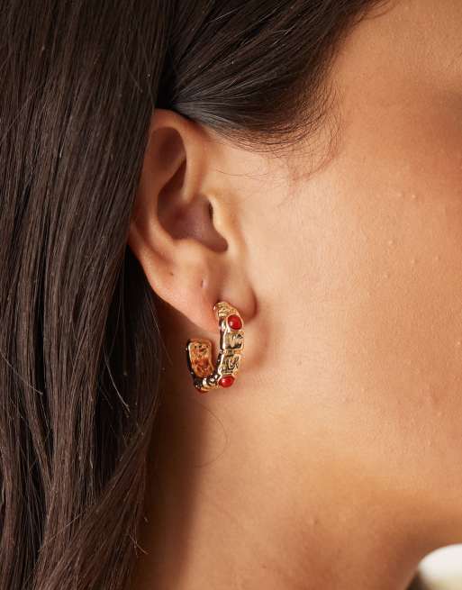 DesignB London - Orecchini a cerchio color oro martellati con pietre rosse