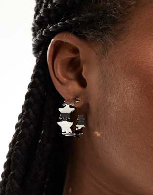 DesignB London - Orecchini a cerchio con stelle color argento  