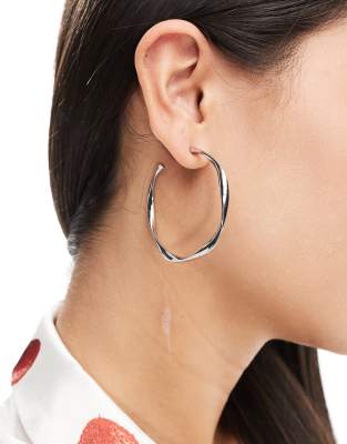 DesignB London - Orecchini a cerchio grandi ondulati color argento  