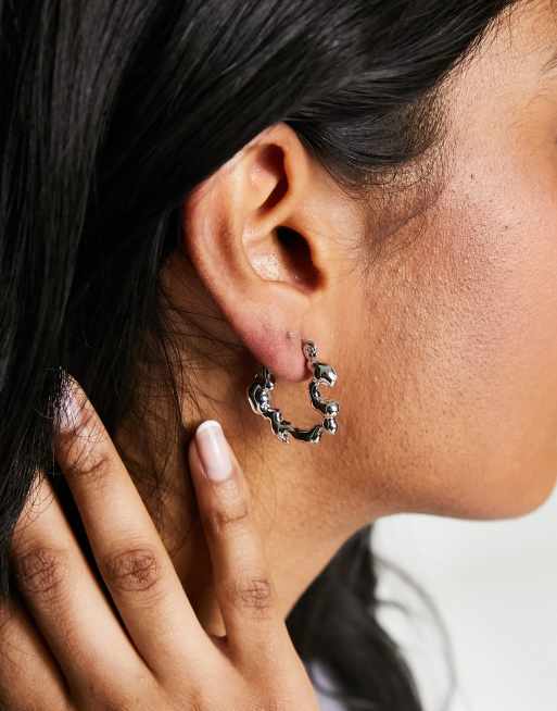 DesignB London - Orecchini a cerchio in metallo effetto fuso color argento