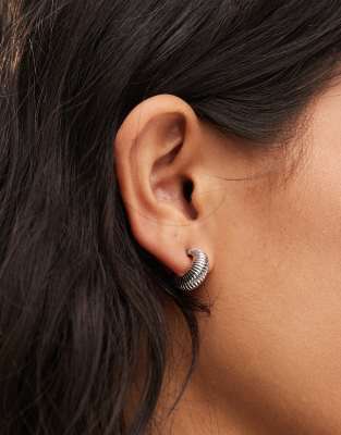 DesignB London - Orecchini a cerchio intrecciati piccoli color argento  