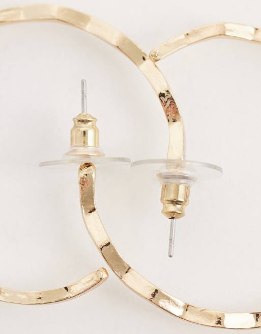 DesignB London - Orecchini a cerchio intrecciati tonalità oro, 3 di 4
