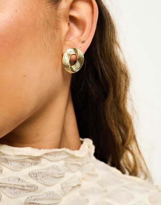 DesignB London - Orecchini a cerchio oversize intrecciati stile anni '80 color oro , 2 di 4