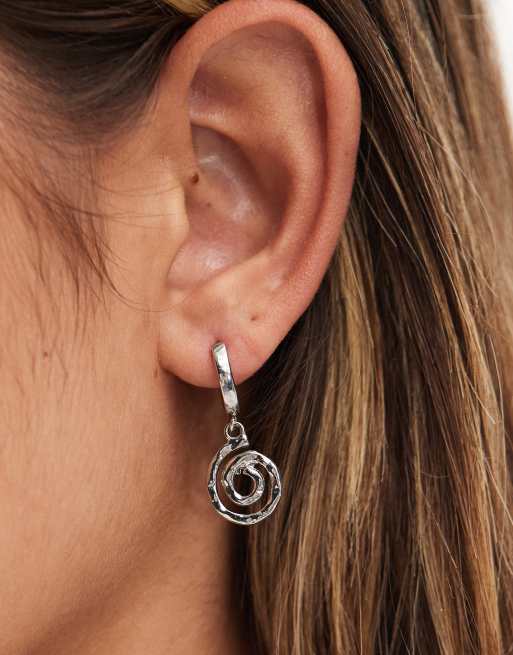 DesignB London - Orecchini a cerchio piccoli color argento con pendente a spirale 