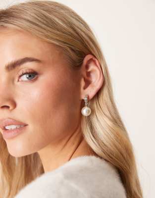 DesignB London - Orecchini a cerchio piccoli color argento con perla pendente