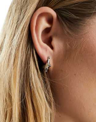DesignB London - Orecchini a cerchio piccoli color argento con stella spessa 