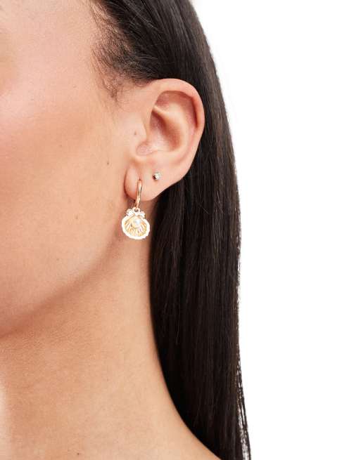 DesignB London - Orecchini a cerchio piccoli color oro con ciondolo con perla e conchiglia