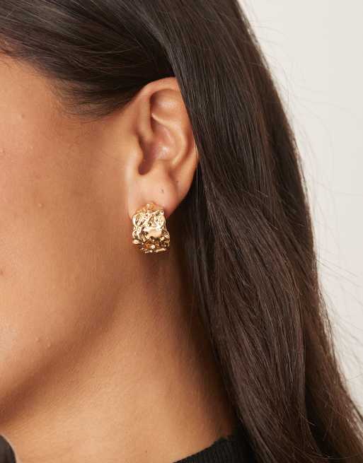 DesignB London - Orecchini a cerchio piccoli effetto metallo fuso martellato color oro