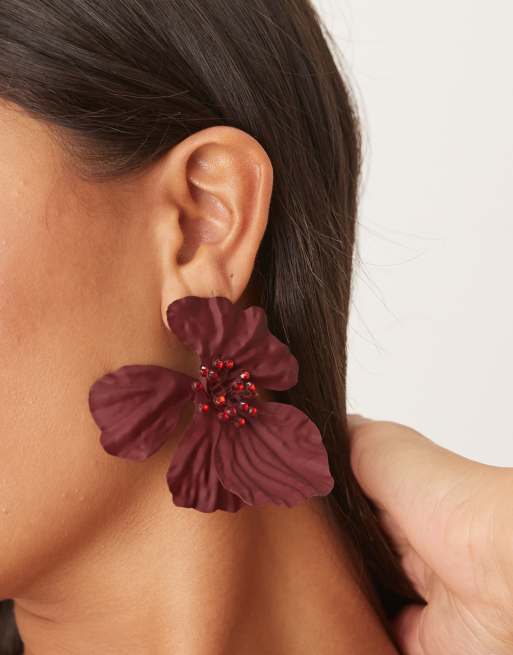 DesignB London - Orecchini bordeaux in tessuto a forma di fiori, 2 di 3