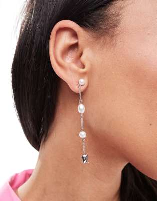 DesignB London - Orecchini color argento con pendente lungo con perle e fiori 