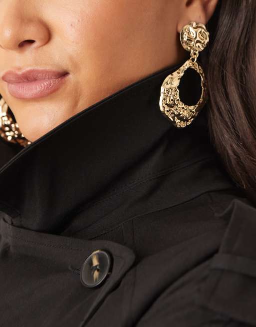 DesignB London - Orecchini pendenti a bottone color oro con design martellato