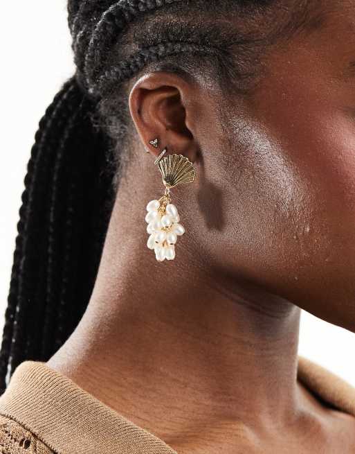 DesignB London - Orecchini pendenti color oro a forma di conchiglia con perle 