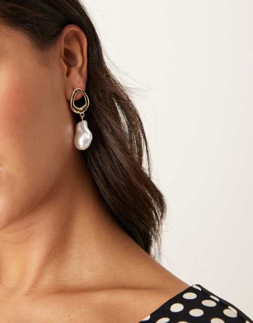 DesignB London - Orecchini pendenti color oro con dettaglio effetto colato e perla