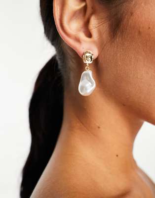 DesignB London - Orecchini pendenti con perle effetto fuso color oro 