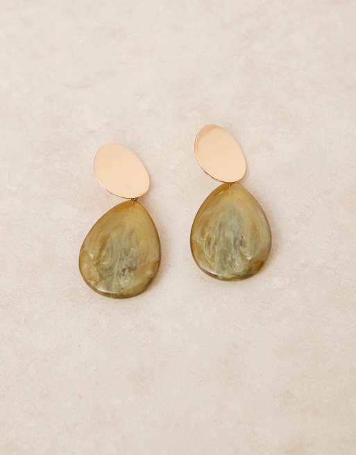 DesignB London - Orecchini pendenti con pietra in resina verde e dorato, 2 di 3