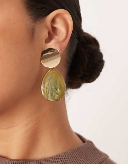 DesignB London - Orecchini pendenti con pietra in resina verde e dorato, 3 di 3